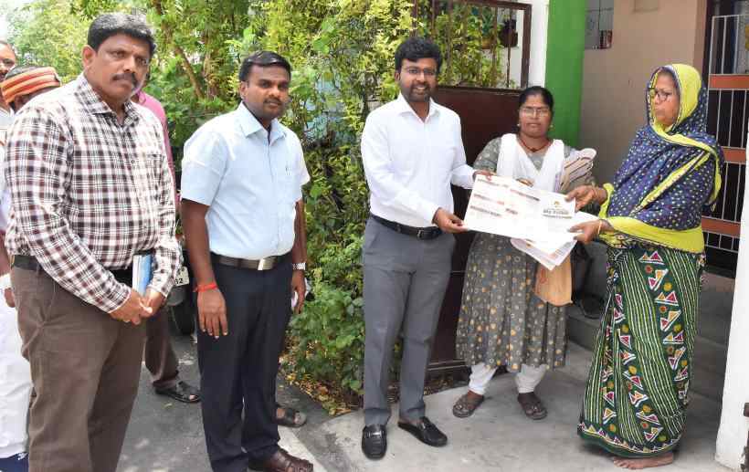 பெரம்பலூர்: நகராட்சி பகுதிகளில் வீடு வீடாக உங்களுடன் ஸ்டாலின் திட்டம் சிறப்பு முகாம்கள் குறித்த விளக்கத் துண்டு பிரசுரங்கள் விநியோகம்; கலெக்டர் ச.அருண்ராஜ் பார்வையிட்டு பொதுமக்களுக்கு விளக்கினார்.