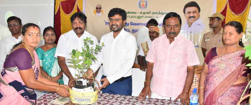 பெரம்பலூர்: “ஊட்டச்சத்து வேளாண்மை இயக்கம்” திட்டத்தின் கீழ் குரும்பலூரில் காய்கறி விதை தொகுப்புகளை கலெக்டர், எம்.எல்.ஏ வழங்கினர்!