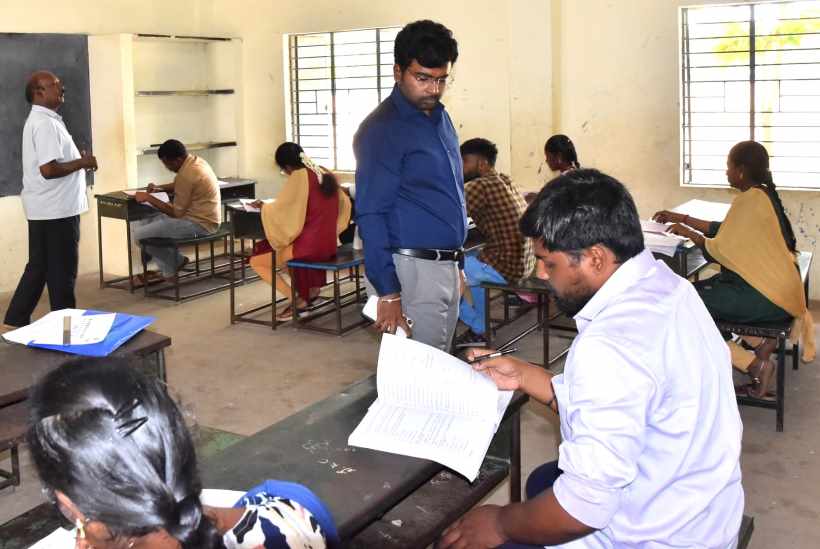 பெரம்பலூர்: TNPSC – Group 4 தேர்வு 9,919 பேர் எழுதினர்; கலெக்டர் பார்வையிட்டார்!