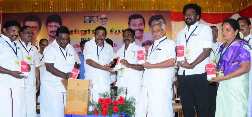 பெரம்பலூர்: “ஓரணியில் தமிழ்நாடு” BLA2, BDA முகவர்களுக்கு அமைச்சர் சிவசங்கர் வாங்கி கொடுத்த 539 புதிய செல்போன்களை அமைச்சர் நேரு வழங்கினார்!