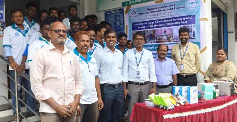 பெரம்பலூர்: IOB – RESTI மையத்தில் பயிற்சி பெற்றவர்கள் பொதுமக்கள் செல்போன்களை இலவசமாக பழுது நீக்கம் செய்து கொடுத்தனர்!