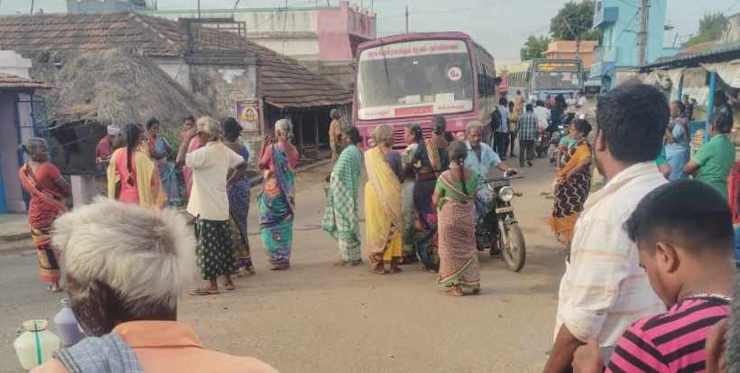 பெரம்பலூர்: ஒரு வாரமாக குடிநீர் விநியோகம் செய்யாததைக் கண்டித்து காலிக்குடங்களுடன் மக்கள் சாலை மறியல்!