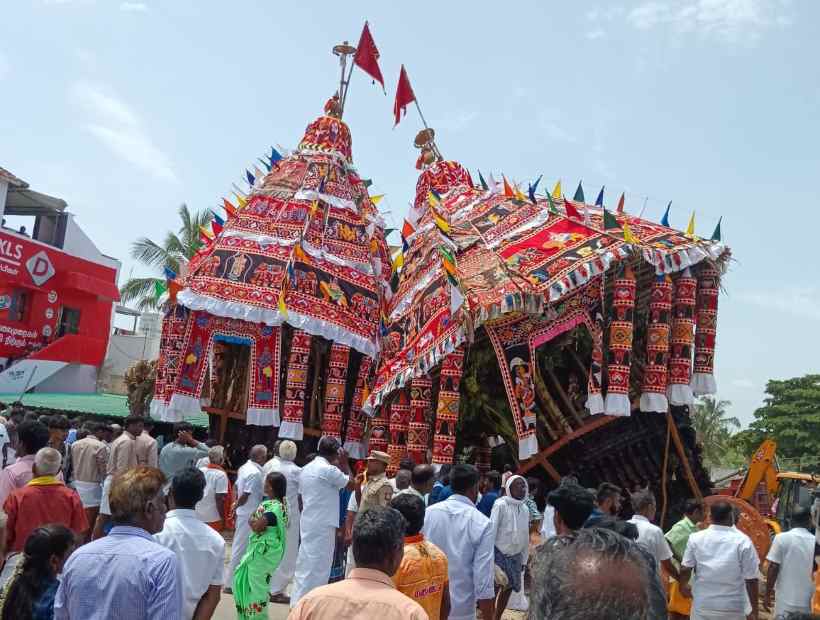 பெரம்பலூர்: அறநிலையத்துறையின் அலட்சியம்; தேர் அச்சு முறிந்ததால் மற்றொரு தேர் மீது சாய்ந்தது!! நல்வாய்ப்பாக அமைச்சர் சிவசங்கர் பக்தர்கள், போலீசார்கள் உயிர் தப்பினர்!