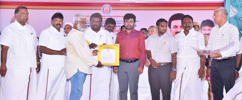 பெரம்பலூர்: சுமார் 40 ஆண்டு கால கோரிக்கையான 2ம் கட்டமாக 301 பேருக்கு பட்டா வழங்கியும், ரூ.8.87 கோடியில் பணிகளையும் அமைச்சர் சிவசங்கர் தொடங்கி வைத்தார்.