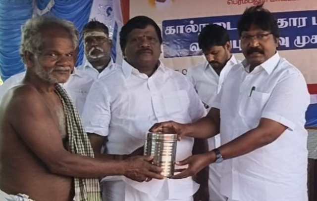 பெரம்பலூர்: சிறப்பு கால்நடை சுகாதார – விழிப்புணர்வு முகாம்; மாவட்ட அறங்காவலர் குழுத் தலைவர் ஆ. கலியபெருமாள் முன்னிலையில், எம்.எல்.ஏ பிரபாகரன் தொடங்கி வைத்தார்.